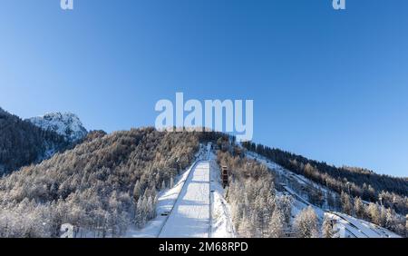 Skisprungschanze auf Planica in der Nähe von Kranjska Gora Slowenien, im Winter mit Schnee bedeckt. Stockfoto