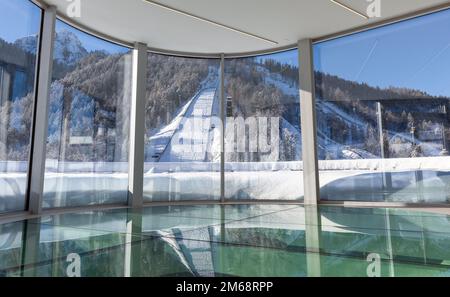 Slowenien, Ratece - 12. Dezember 2022: Skisprung in Planica bei Kranjska Gora Slowenien im Winter mit Schnee bedeckt. Stockfoto