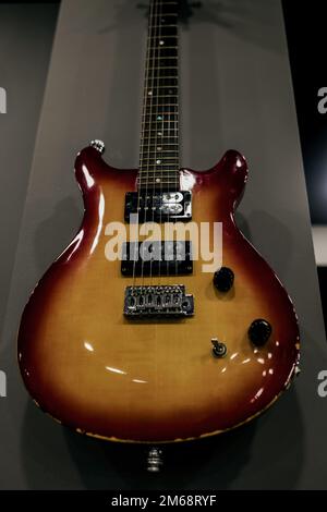 Elektrogitarre an einer dekorativen Wand. Musikinstrument Stockfoto