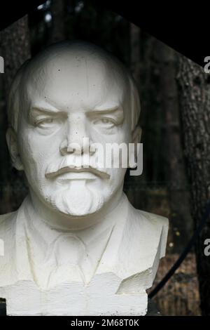 Weiße Büste von lenin. Sowjetischer Führer Wladimir Lenin Stockfoto