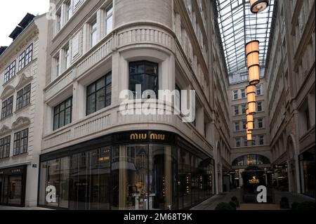 16. oktober, 2022. Oktober, Wien, Österreich. Blick auf den Michaelerplatz mit exklusiven Geschäften, Restaurants und Cafés, die in Wien, Österreich, gefangen wurden. Stockfoto