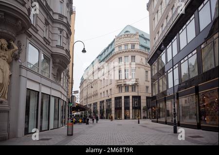 16. oktober, 2022. Oktober, Wien, Österreich. Blick auf den Michaelerplatz mit exklusiven Geschäften, Restaurants und Cafés, die in Wien, Österreich, gefangen wurden. Stockfoto