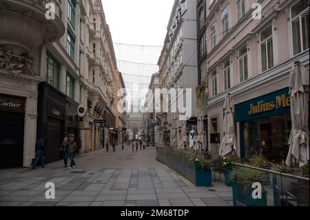 16. oktober, 2022. Oktober, Wien, Österreich. Blick auf den Michaelerplatz mit exklusiven Geschäften, Restaurants und Cafés, die in Wien, Österreich, gefangen wurden. Stockfoto