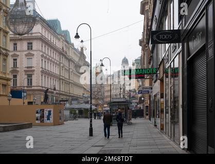 16. oktober, 2022. Oktober, Wien, Österreich. Blick auf den Michaelerplatz mit exklusiven Geschäften, Restaurants und Cafés, die in Wien, Österreich, gefangen wurden. Stockfoto