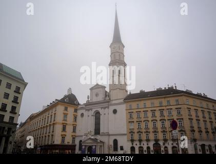 16. oktober, 2022. Oktober, Wien, Österreich. Blick auf die St.-Michaels-Kirche am Hauptplatz von Wien, Österreich. Stockfoto