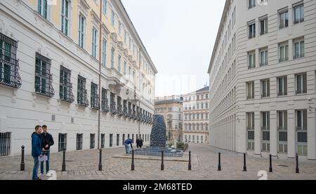 16. oktober, 2022. Oktober, Wien, Österreich. Blick auf ein Steindenkmal vor der Hofburg, dem ehemaligen Hauptkaiserpalast der Habsburger Dynastie. Stockfoto