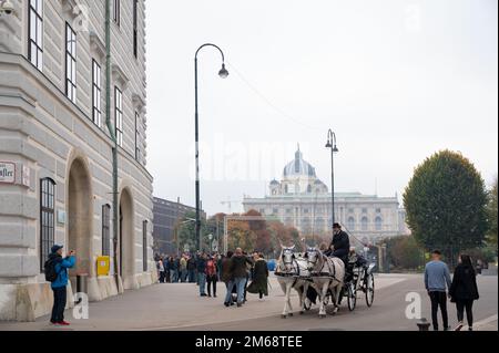 16. oktober, 2022. Oktober, Wien, Österreich. Blick auf die Pferdekutschen - Fiaker vor der Hofburg, dem ehemaligen Hauptkaiserpalast der Habsburg Stockfoto