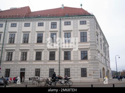 16. oktober, 2022. Oktober, Wien, Österreich. Blick auf die Pferdekutschen - Fiaker vor der Hofburg, dem ehemaligen Hauptkaiserpalast der Habsburg Stockfoto