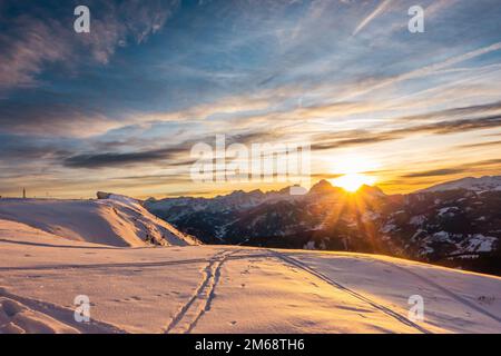 Alpen bei Sonnenuntergang vom Plan de Corones (Kronplatz), Trentino Alto Adige, Südtirol, Italien. Auf der linken Seite die Messner Mountain Museum Corones Stockfoto