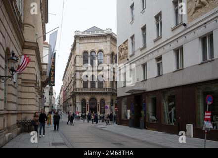 16. oktober, 2022. Oktober, Wien, Österreich. Blick auf den Michaelerplatz mit exklusiven Geschäften, Restaurants und Cafés, die in Wien, Österreich, gefangen wurden. Stockfoto