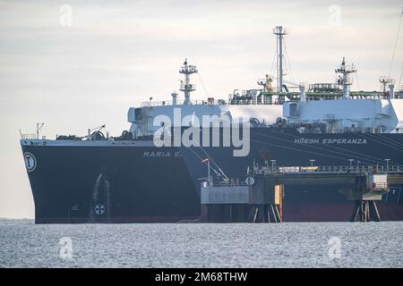 Wilhelmshaven, Deutschland. 03. Januar 2023. Der Tanker „Maria Energy“ (Heckschiff), der mit Flüssigerdgas beladen ist, liegt am schwimmenden Terminal, dem Spezialschiff „Höegh Esperanza“, vor. Zum ersten Mal seit der Eröffnung des Terminals in Wilhelmshaven ist dort ein Tanker mit einer vollen Ladung Flüssigerdgas (LNG) angekommen. Kredit: Sina Schuldt/dpa/Alamy Live News Stockfoto