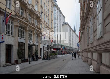 16. oktober, 2022. Oktober, Wien, Österreich. Blick auf den Michaelerplatz mit exklusiven Geschäften, Restaurants und Cafés, die in Wien, Österreich, gefangen wurden. Stockfoto