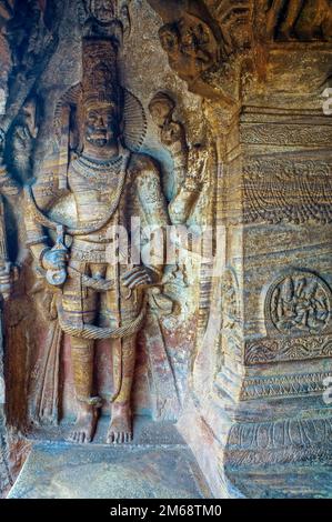 06 07 2008 das Wächterhilfswerk in der Höhle zwei wurde Ende des 6. Jahrhunderts erbaut und Vishnu, Badami, Karnataka, Indien gewidmet Stockfoto