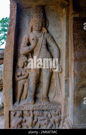 06 07 2008 das Wächterhilfswerk in der Höhle zwei wurde Ende des 6. Jahrhunderts erbaut und Vishnu, Badami, Karnataka, Indien gewidmet Stockfoto