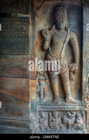 06 07 2008 das Wächterhilfswerk in der Höhle zwei wurde Ende des 6. Jahrhunderts erbaut und Vishnu, Badami, Karnataka, Indien gewidmet Stockfoto