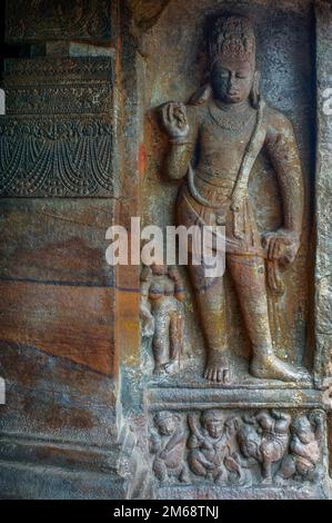 06 07 2008 das Wächterhilfswerk in der Höhle zwei wurde Ende des 6. Jahrhunderts erbaut und Vishnu, Badami, Karnataka, Indien gewidmet Stockfoto