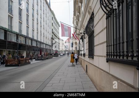 16. oktober, 2022. Oktober, Wien, Österreich. Blick auf den Michaelerplatz mit exklusiven Geschäften, Restaurants und Cafés, die in Wien, Österreich, gefangen wurden. Stockfoto