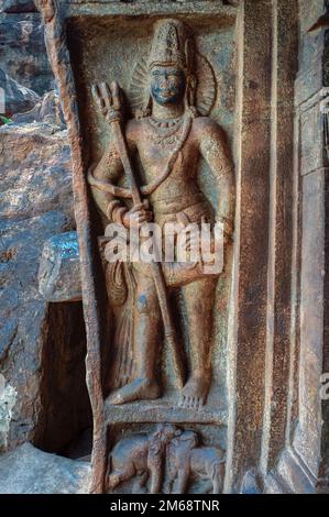 06 07 2008 das Wächterhilfswerk in der Höhle zwei wurde Ende des 6. Jahrhunderts erbaut und Vishnu, Badami, Karnataka, Indien gewidmet Stockfoto