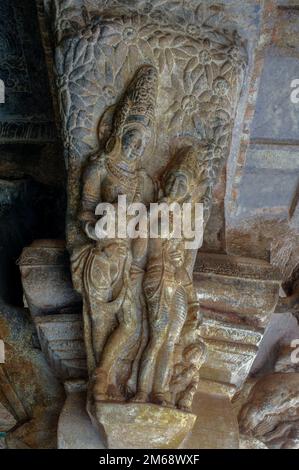 06 07 2008 komplizierte Schnitzerei eines verliebten Paares auf Bracket Figur in Cave Three, Badami, Karnataka, Indien Stockfoto