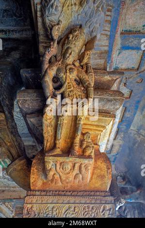 06 07 2008 komplizierte Schnitzerei eines verliebten Paares auf Bracket Figur in Cave Three, Badami, Karnataka, Indien Stockfoto