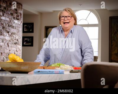 Nur redaktionelle Verwendung - Chefkoch und Fernsehmoderatorin Rosemary Shrager in ihrem Haus in East Sussex, Großbritannien Bild von Jim Holden Stockfoto