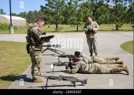 USARCENT HHBN Best Squad Competition Instructor, Sgt. 1. Class Justin Cobbs, unterrichtet Sgt. 1. Class Jon McCainn, SPC. Bethany Strand und SPC. Travilous Morgan, wie man ein M249-Maschinengewehr zusammensetzt und auseinandernimmt, um sich auf den Best Squad Competition im Hauptsitz von USARCENT, Luftwaffenstützpunkt Shaw, S.C. vorzubereiten 20. April 2022. Der Wettbewerb der besten Truppe testet die Bereitschaft und Anpassungsfähigkeit unserer Truppen und bereitet unsere USARCENT-Soldaten auf die unvorhersehbaren Herausforderungen von heute vor. Stockfoto