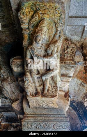 06 07 2008 Kama Dev und Hainbracket Figur in Cave Three, Badami, Karnataka, Indien Stockfoto