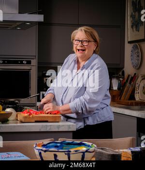 Nur redaktionelle Verwendung - Chefkoch und Fernsehmoderatorin Rosemary Shrager in ihrem Haus in East Sussex, Großbritannien Bild von Jim Holden Stockfoto