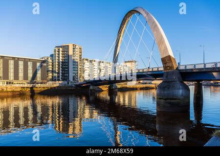 Glasgow Arc Bridge, auch bekannt als Squinty Bridge, weil sie den Fluss Clyde schräg überquert. Glasgow, Schottland, Großbritannien