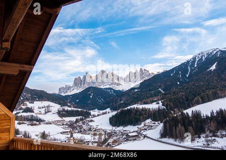 Das Dorf Santa Maddalena in Trentino Alto Adige und die Dolomiten im Winter mit Blick auf den Schnee von einem Berghaus. Odle Mountains Stockfoto
