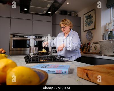 Nur redaktionelle Verwendung - Chefkoch und Fernsehmoderatorin Rosemary Shrager in ihrem Haus in East Sussex, Großbritannien Bild von Jim Holden Stockfoto