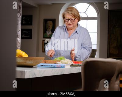 Nur redaktionelle Verwendung - Chefkoch und Fernsehmoderatorin Rosemary Shrager in ihrem Haus in East Sussex, Großbritannien Bild von Jim Holden Stockfoto