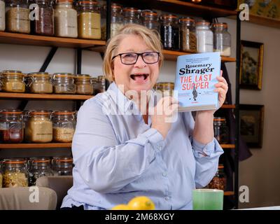 Nur redaktionelle Verwendung - Chefkoch und Fernsehmoderatorin Rosemary Shrager in ihrem Haus in East Sussex, Großbritannien Bild von Jim Holden Stockfoto