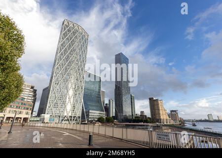 London, Großbritannien - September 8 2022 - Moderne Gebäude in der Innenstadt von London, hohe moderne Konstruktionen aus Glasreichweite für den wunderschönen blauen Himmel Stockfoto