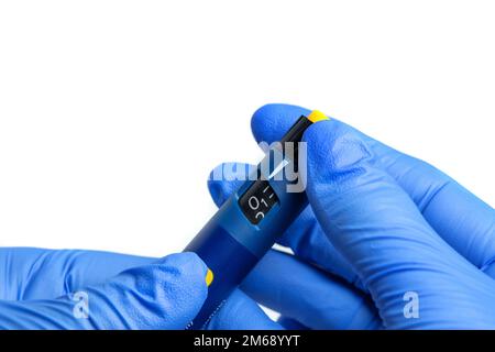 Skala auf der Unterseite des Insulinpens in der Hand des Arztes, medizinische Geräte zur Selbstinjektion für Diabetiker. Stockfoto