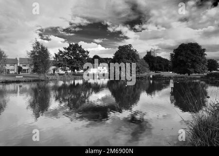 Blick über den Ententeich im Dorf Great Massingham, North Norfolk, England, Großbritannien Stockfoto