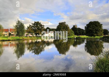 Blick über den Ententeich im Dorf Great Massingham, North Norfolk, England, Großbritannien Stockfoto