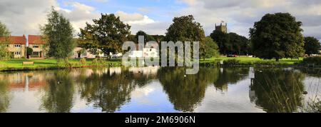 Blick über den Ententeich im Dorf Great Massingham, North Norfolk, England, Großbritannien Stockfoto