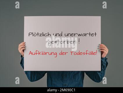 Starb plötzlich und unerwartet, die Aufklärung der Todesrate steht in deutscher Sprache auf dem Schild, Erhöhung der Sterblichkeit, Covid-19 Spritze Stockfoto