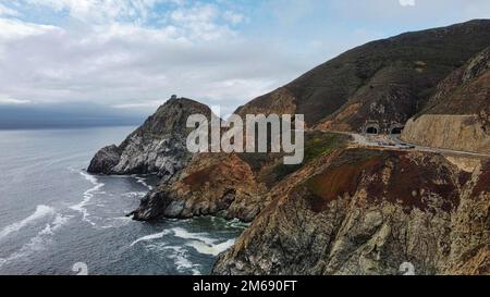 Eine Drohnenaufnahme der Felsen am Gray Whale Cove State Beach in Kalifornien Stockfoto