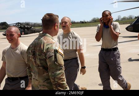 Studenten, oder Kadetten, von der Appalachian Challenge Academy, sind alle nach ihrer Fahrt auf einem der UH-60 Black Hawk der Kentucky National Guard in der Army Aviation Support Facility am Boone Center in Frankfort, Ky., 20. April 2022 lächelnd. Jedes Jahr arbeiten sie mit der Wache zusammen und erlauben den Teenagern, in einem Militärflugzeug über Frankfort zu fliegen. Etwas, von dem diese Kinder nie gedacht hätten, dass sie es tun würden, und vor dem sie sogar Angst haben. Stockfoto