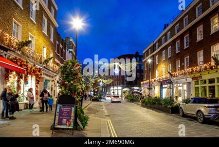 Weihnachtsdekorationen in Elizabeth Street Chelsea London UK Stockfoto