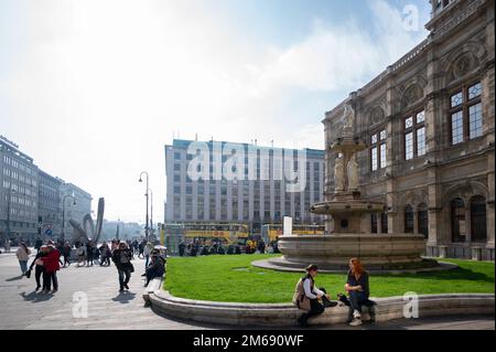 Blick auf den Eingang der Wiener Staatsoper, die Wiener Staatsoper in Wien, Österreich. Stockfoto