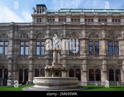 Blick auf die Wiener Staatsoper, die Wiener Staatsoper in Wien, Österreich. Stockfoto