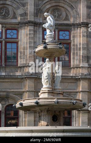 Blick auf einen Brunnen vor der Wiener Staatsoper, der Wiener Staatsoper in Wien, Österreich. Stockfoto
