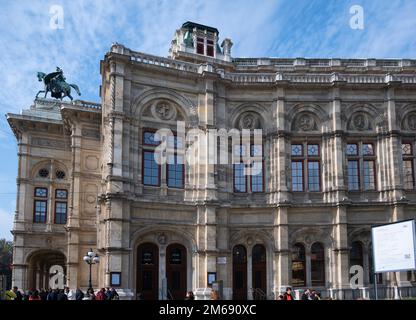 Blick auf die Wiener Staatsoper, die Wiener Staatsoper in Wien, Österreich. Stockfoto