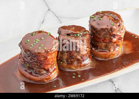 Der rabo de toro ist ein typischer Cordovan-Eintopf, der aus gedünsteter Kuh oder Bullenschwanz besteht. Es ist ein Eintopf, der häufig in verschiedenen andalusischen Küchen gekocht wird Stockfoto