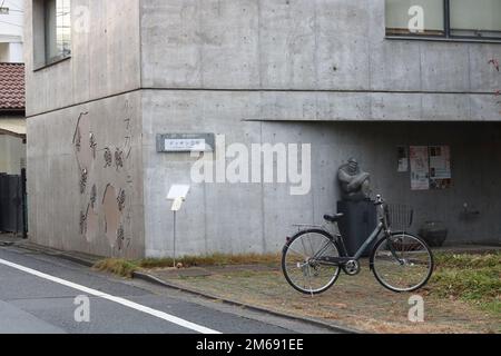 TOKIO, JAPAN - 22. Dezember 2022: Vorderseite der Kumagai Morikazu Art in Tokios Toshima-Bezirk. Stockfoto