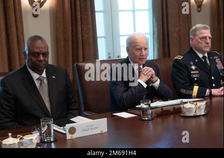 Präsident Joe Biden hält ein Treffen mit der militärischen und zivilen Verteidigungsführung ab, darunter Verteidigungsminister Lloyd J. Austin III, stellvertretende Verteidigungsministerin Kathleen H. Hicks, Vorsitzender der Joint Chiefs of Staff General Mark A. Milley, die Joint Chiefs of Staff, Combatant Commander, Und die Küstenwache, das Weiße Haus, Washington, D.C., 20. April, 2022. (DoD-Foto von Lisa Ferdinando) Stockfoto