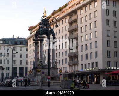 16. oktober, 2022. Oktober, Wien, Österreich. Hochzeitsbrunnen auf dem hohen Markt in Wien, Österreich. Stockfoto